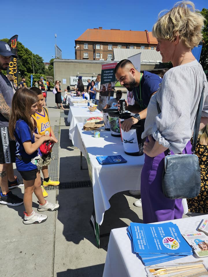 Miljöambassadörer i Malmö. På plats under Nationaldagen, Malmö FF.